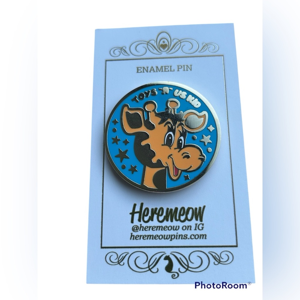 NWT New on Card Geoffrey Giraffe Toy R Us hard shiny enamel pin button flair